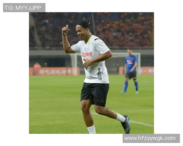 足球明星化身街头英雄展现球技与魅力引发粉丝热潮